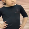 站着都能睡着的小女孩