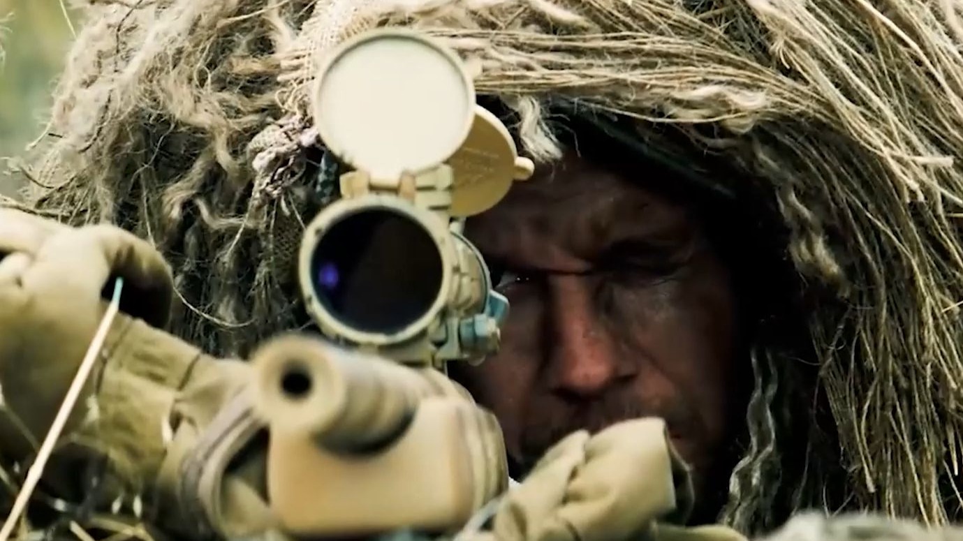 两名狙击手躲在草丛不知多久，确认周围一片安静他们聊着最佳逃跑路线，电影《生死狙击》