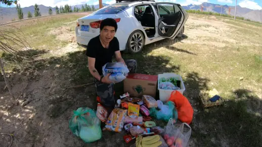 自驾夫妻准备挑战在珠峰待5天，买了一车物资