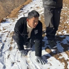 农村小伙身残志坚，靠养鸡为养父盖新房娶美娇妻