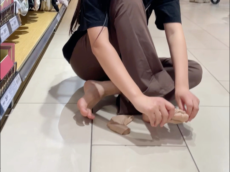 商场脱袜子？