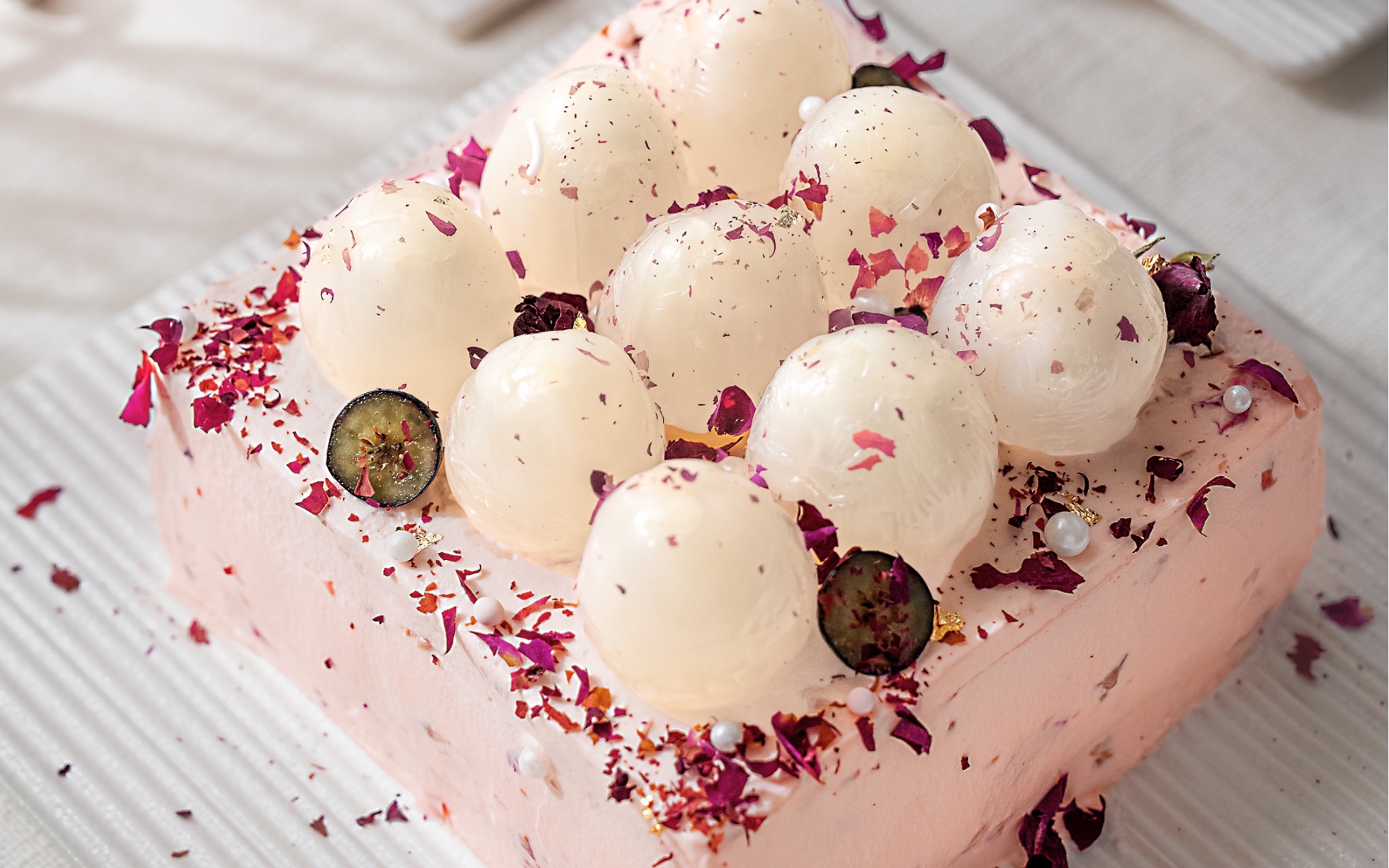 荔枝玫瑰蛋糕｜夏日限定，玫瑰盛开！把满满的浪漫装进蛋糕里～