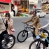团队在中国骑自行车，去找美食吃,开心和好玩｡