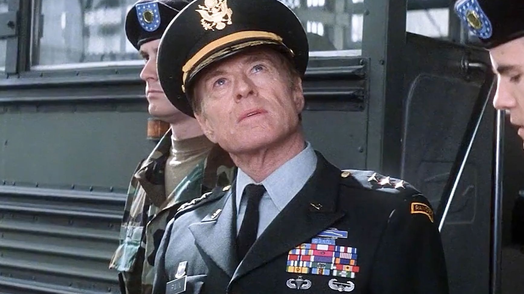 监狱里来了一位特殊的囚犯，只是随意漂了一眼，周围全副武装的狱警，便吓的一个个收枪《最后的城堡》