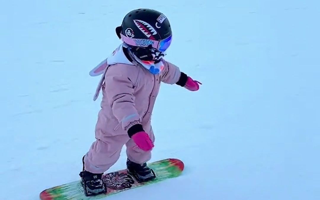 原以为是青铜没想到是王者！4岁小女孩滑雪动作娴熟流畅