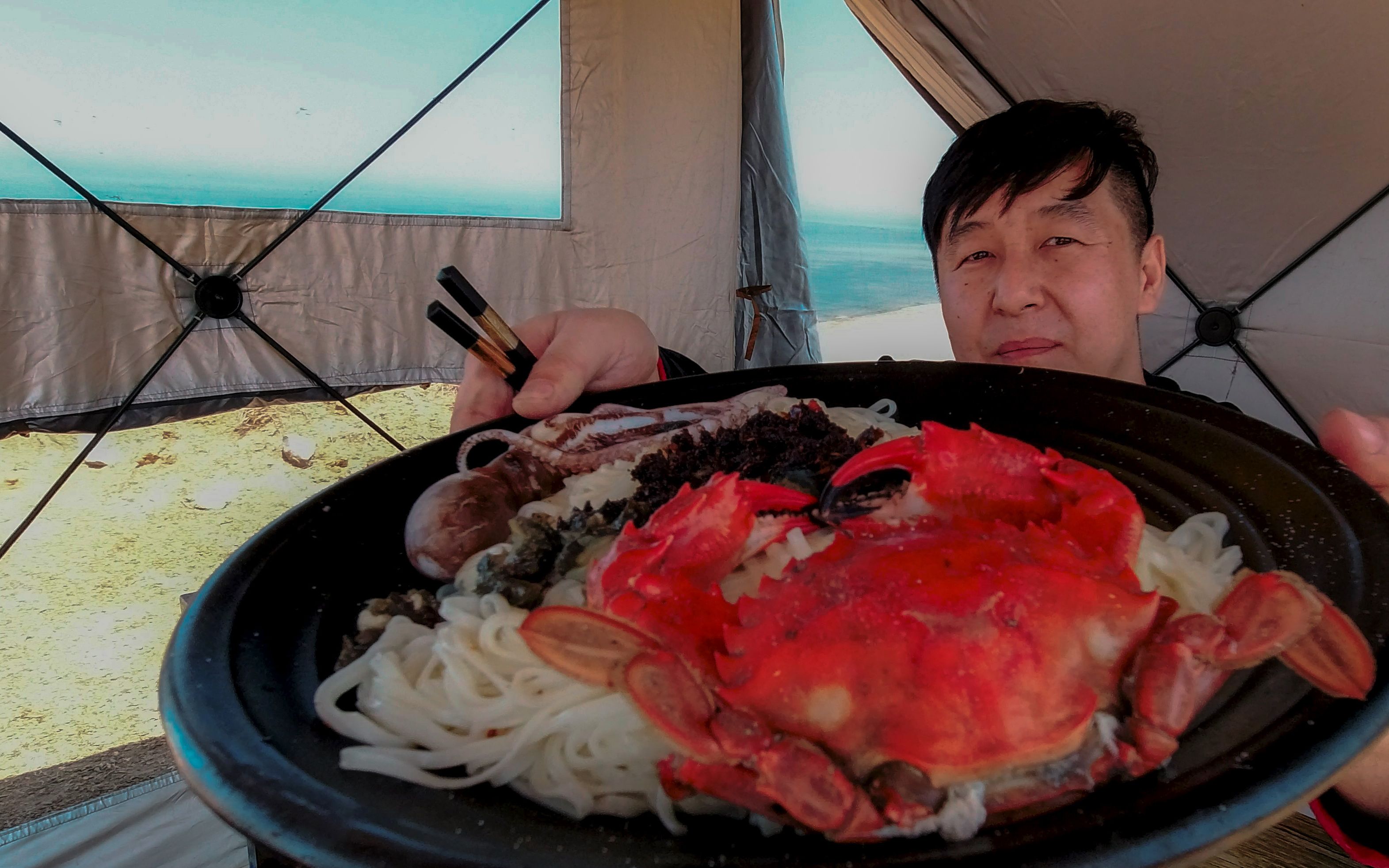 真海鲜面，海边生火，用自己抓的大螃蟹，海参和章鱼做面条