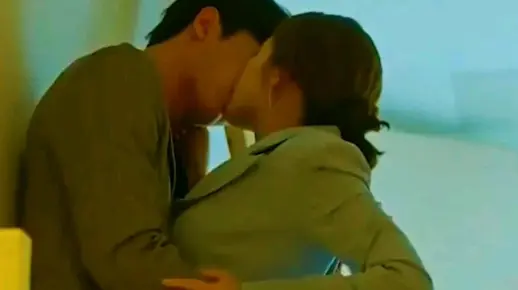 太刺激了，直接在小房间里接吻