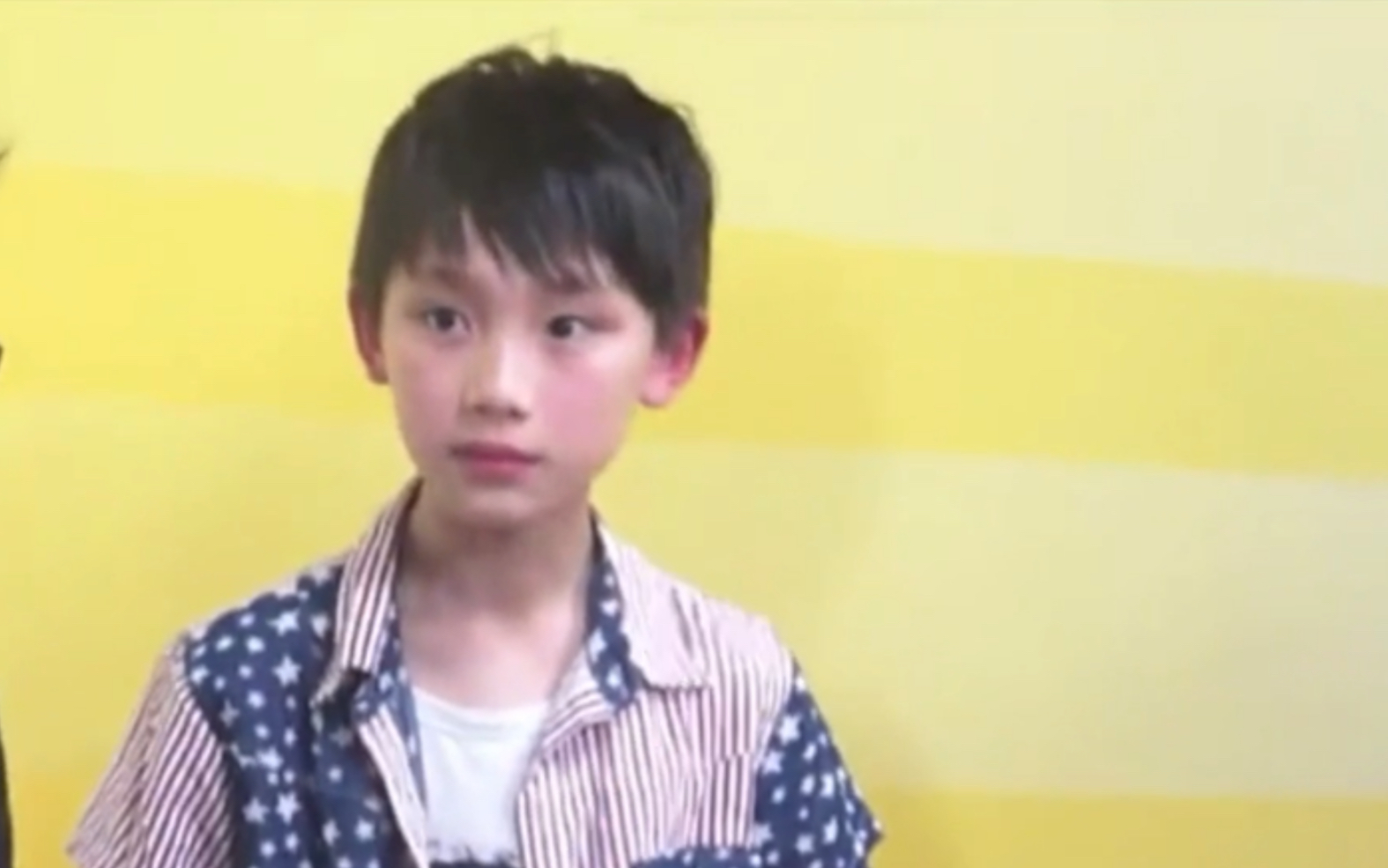【丁程鑫】程程小朋友穿着王俊凯小时候的同款衬衫第一次正式出现在TF少年GO的录制