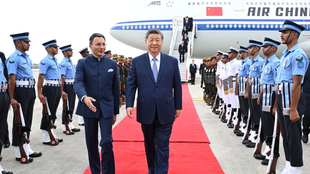 习近平抵达新德里出席金砖国家领导人第十八次会晤