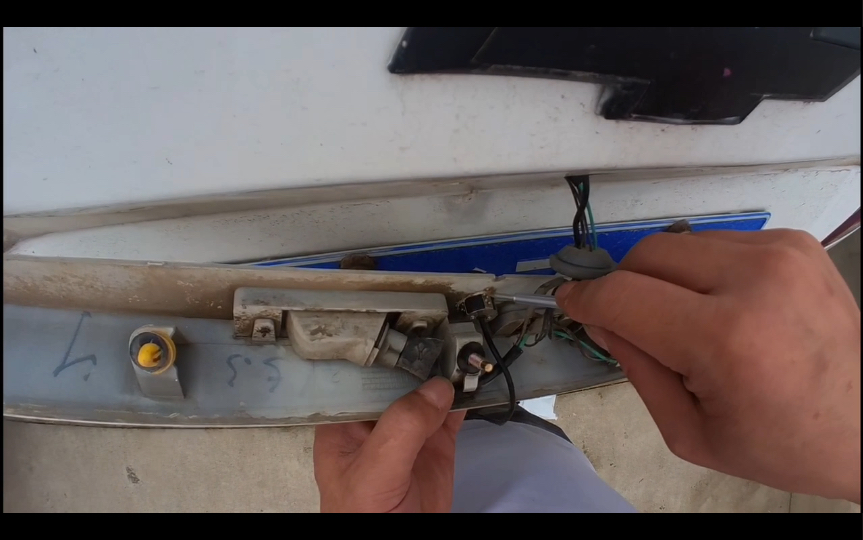 倒车摄像头坏了，买一个自己动手换上，又省了一百块