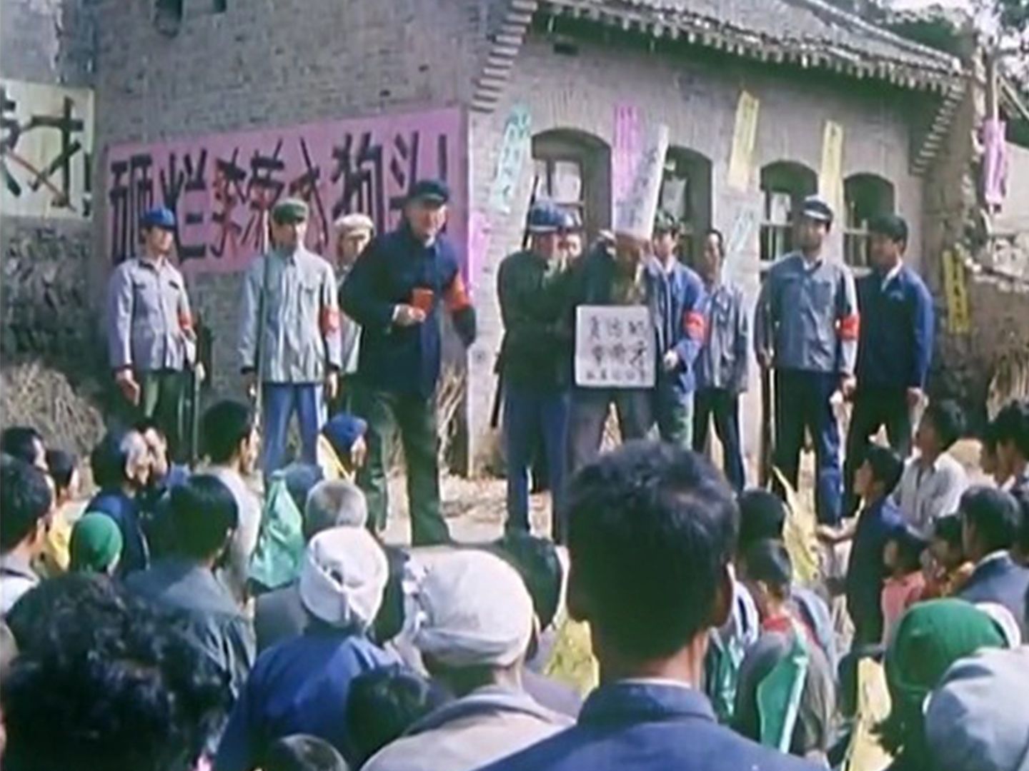 举报贪官30年无果，反被诬陷沦为乞丐，94年的电影太敢拍了！