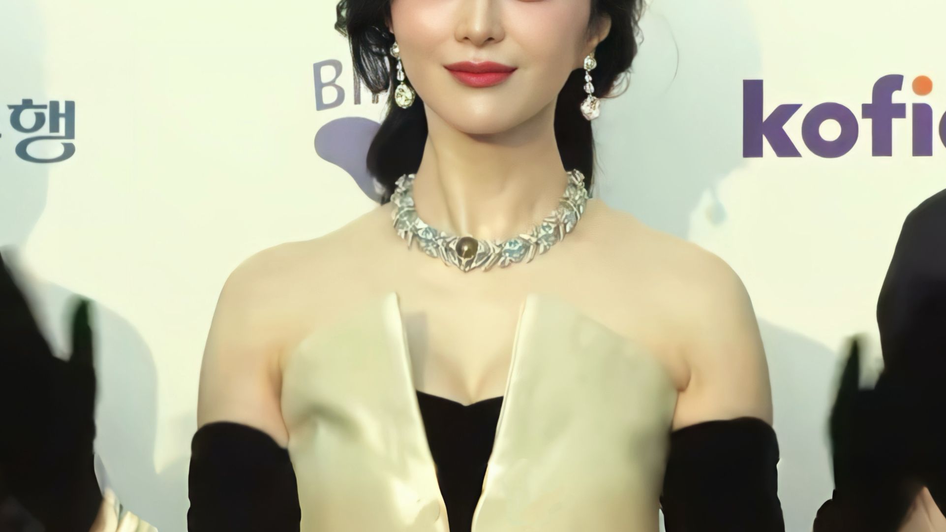 给小韩一点神颜震撼，这姐走红毯完全降维打击水平！