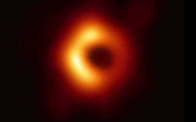 我用望远镜对准黑洞，这是捕捉到的震撼一幕！