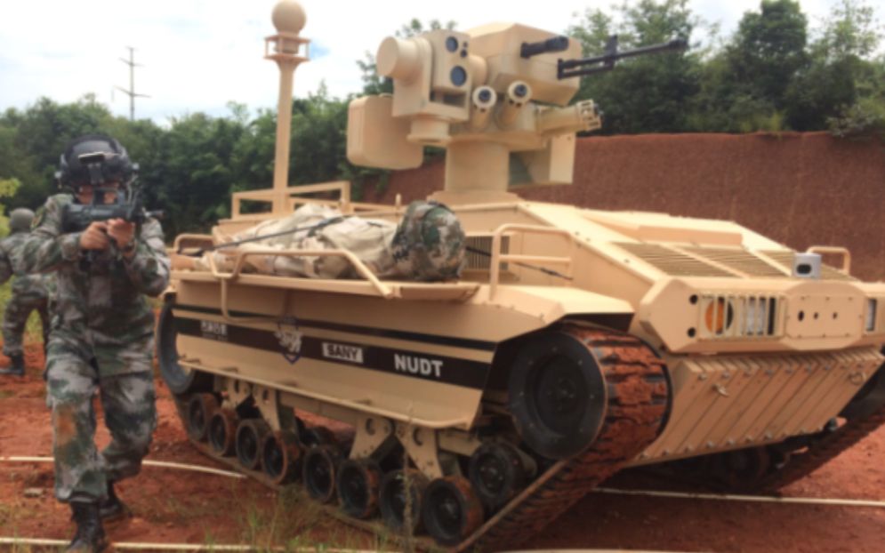 国防科大展示新型无人战车，车身巨大配备多种武器
