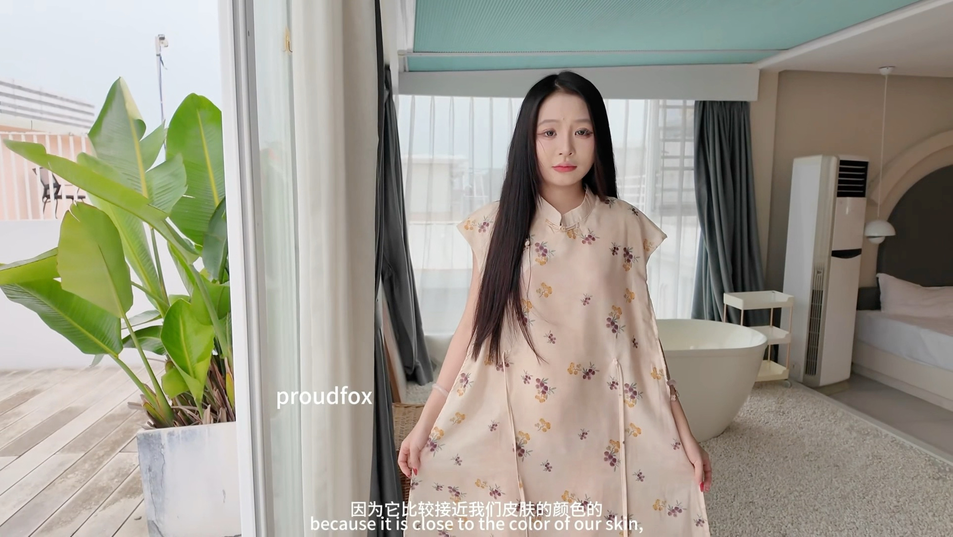 可爱甜美的蛋蛋展示我们设计的旗袍两片式长裙
