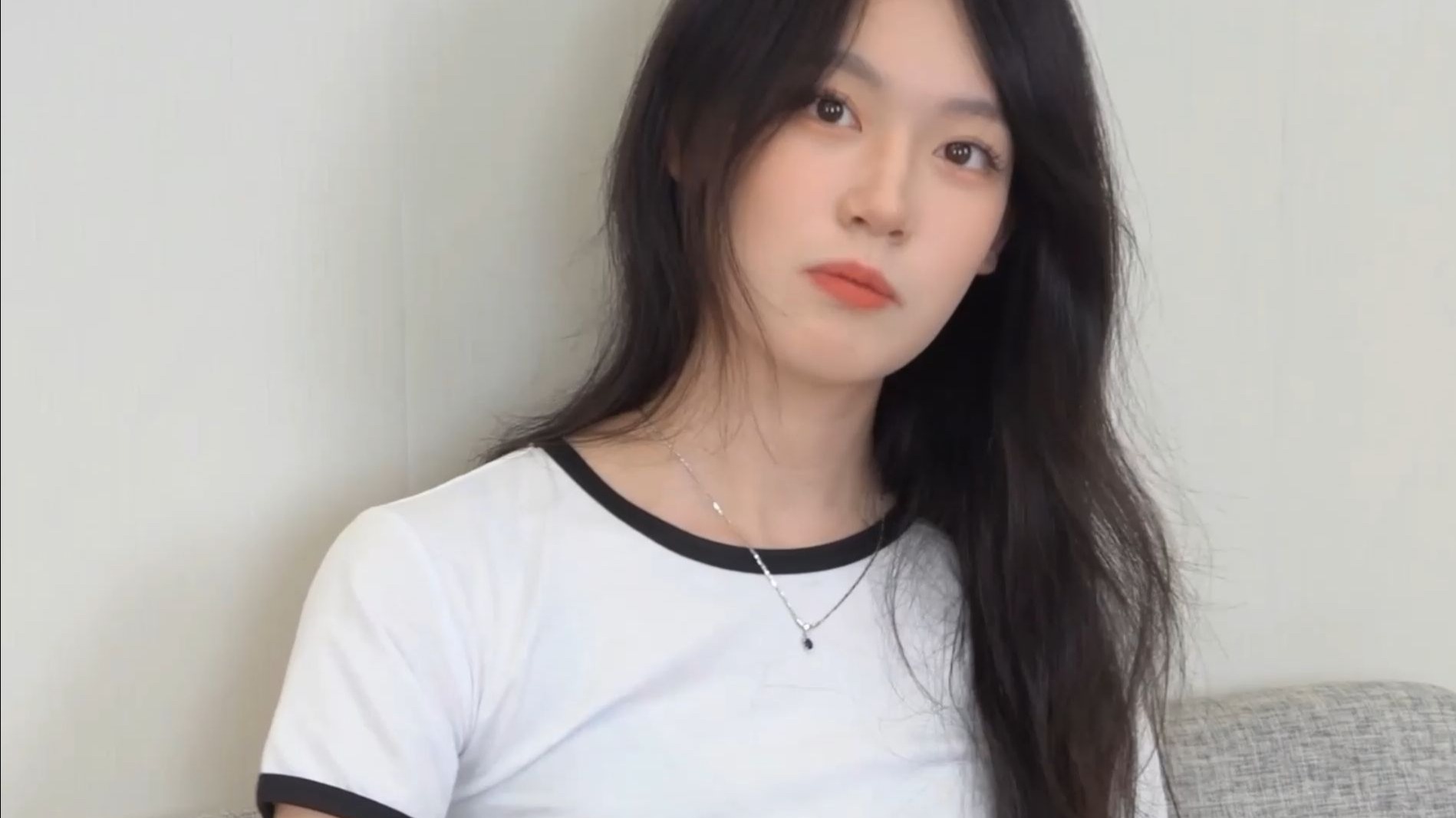 校花级女大，兼职模特约拍 时薪1k