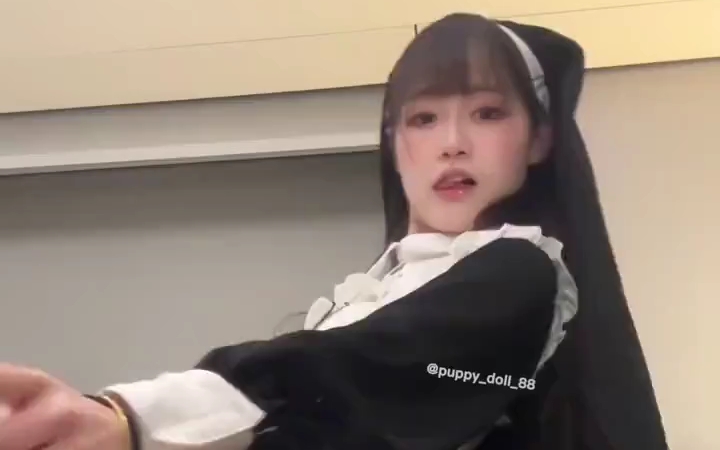 face a thousand pointing fingers with a cool scowl, and stick out one's tongue willingly for a child's fish (idiom); to turn one's back on sb