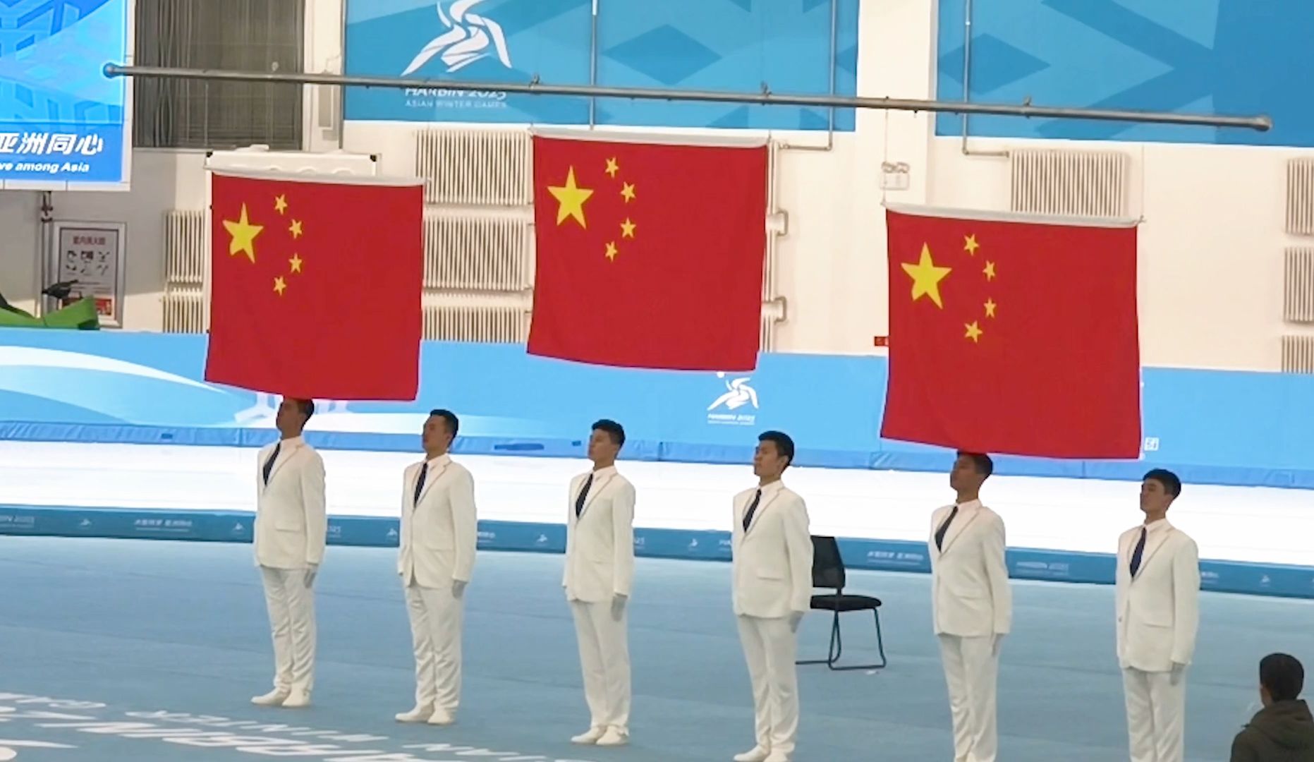 骄傲时刻！三面五星红旗同时升起