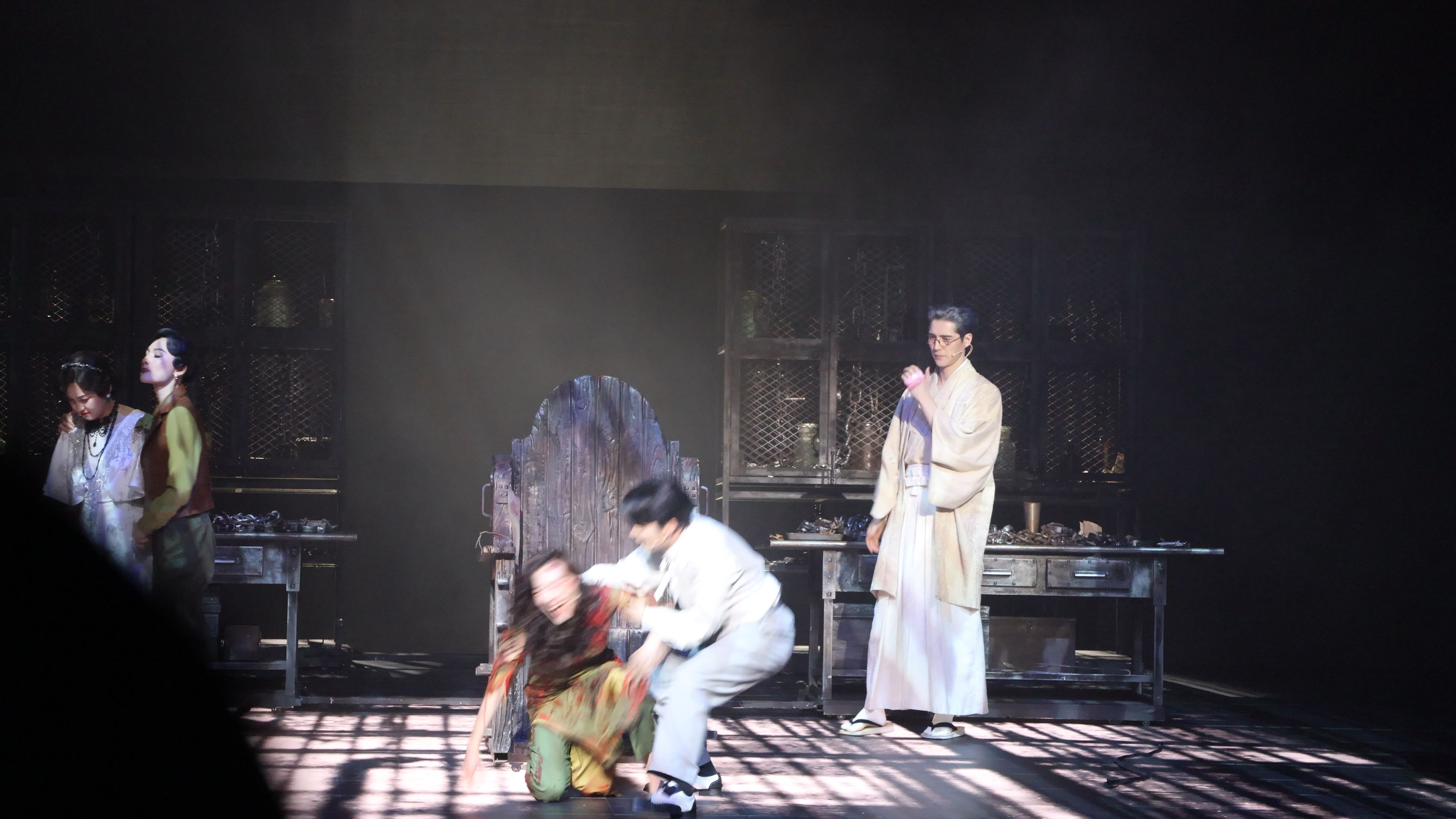 她装作临危不惧