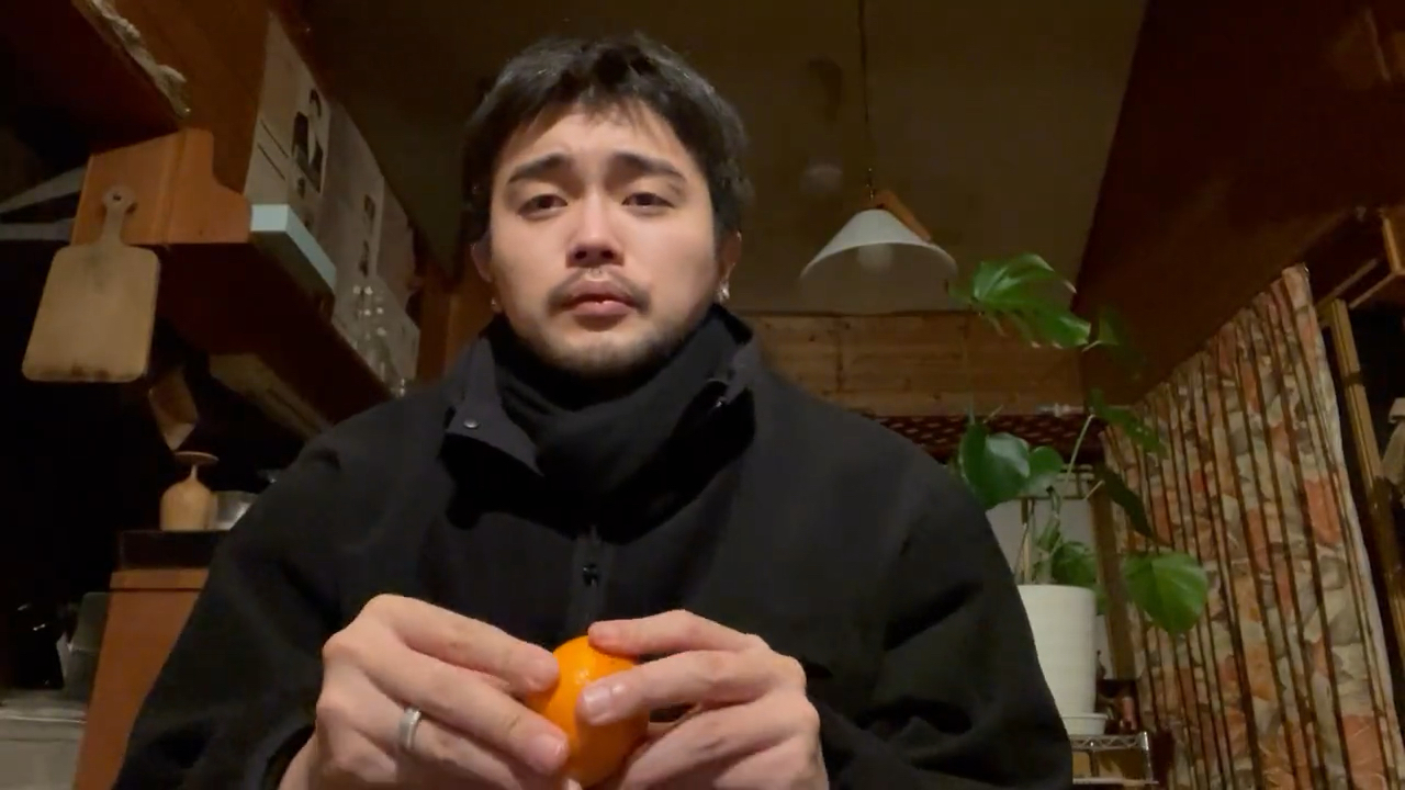 【#井口理# 】HAPPY NEW YEAR。一个人，吃了个桔子。ハッピーニューイヤー。ひとりで、みかん食べてみた。#King Gnu#