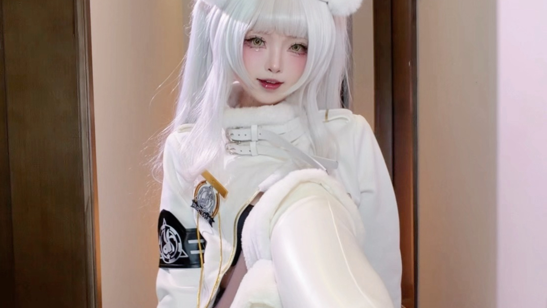 What does "萌脸烧" mean?