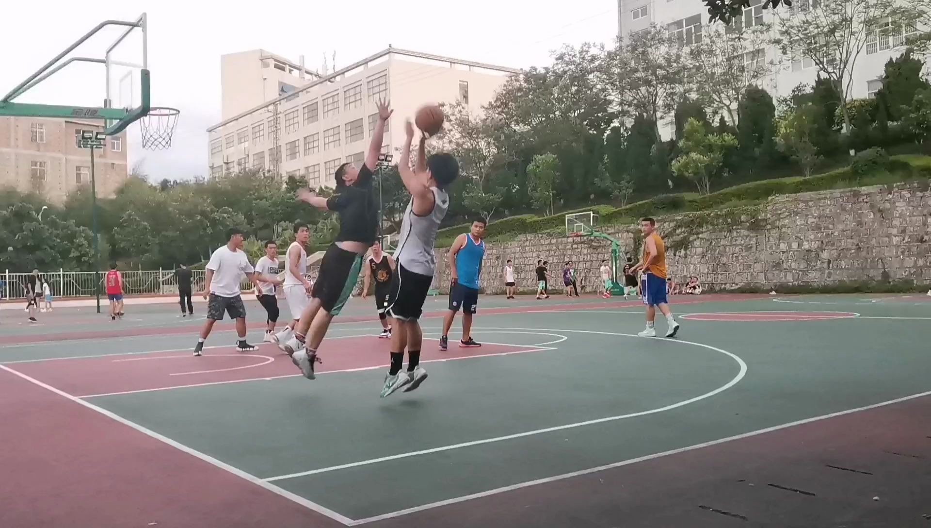 大学校园篮球，直接把对手打到没脾气，这球太硬气了