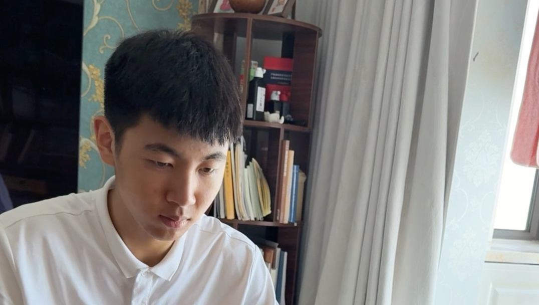 和哥哥姐姐下棋注意力挺集中，两局都赢了……