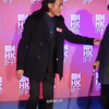梁家辉这个“下意识”的伸手，洪金宝拍完后的“让位”，这才是港圈大佬的体面