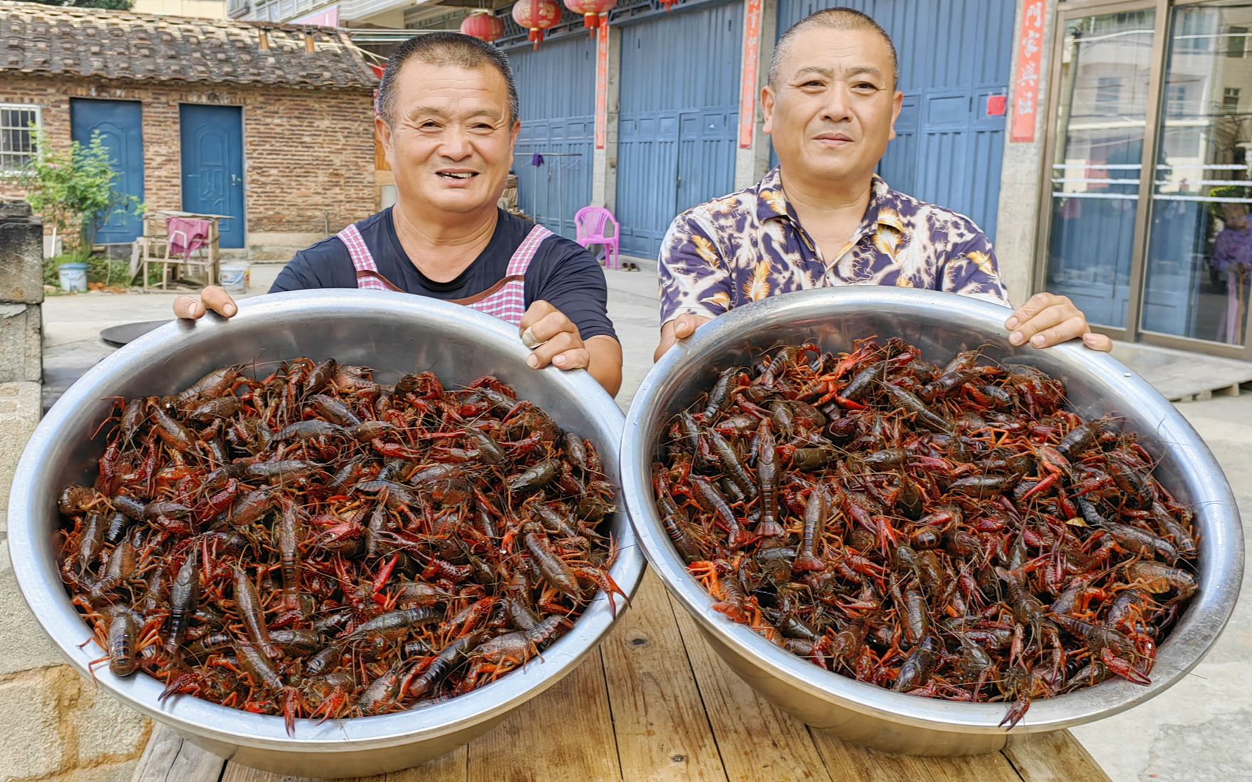 吃小龙虾喽，750元买50斤小龙虾，煮满满2大锅，25人小龙虾当饭吃