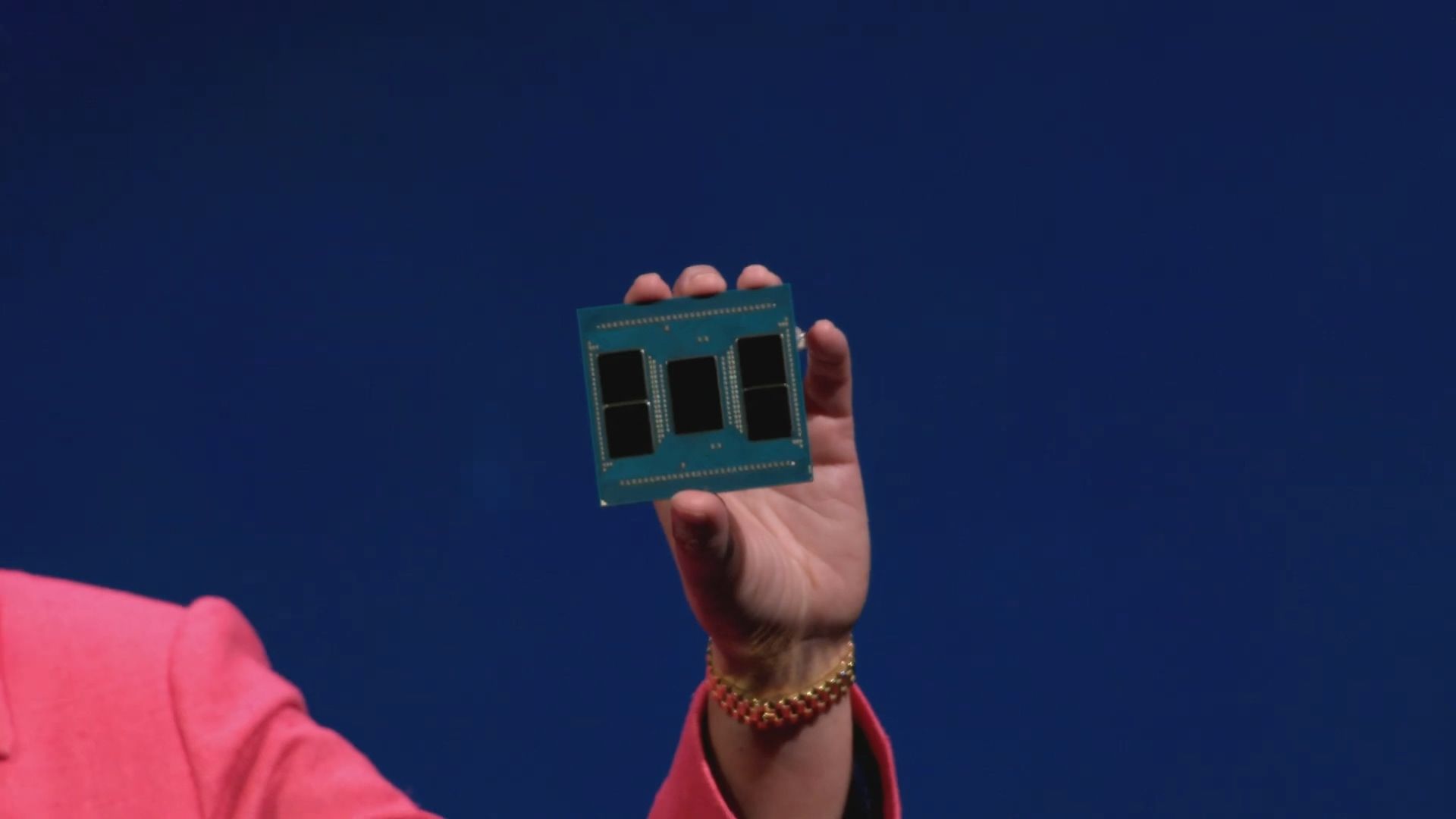 AMD：发布192核心384线程 霄龙处理器