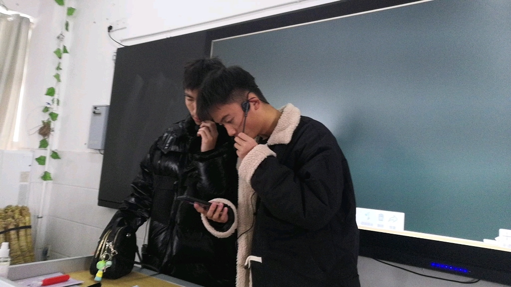 黄世华与林家俊同学的on my own