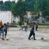 农村小学在简陋的操场上开展兴趣小组 热情的足球训练