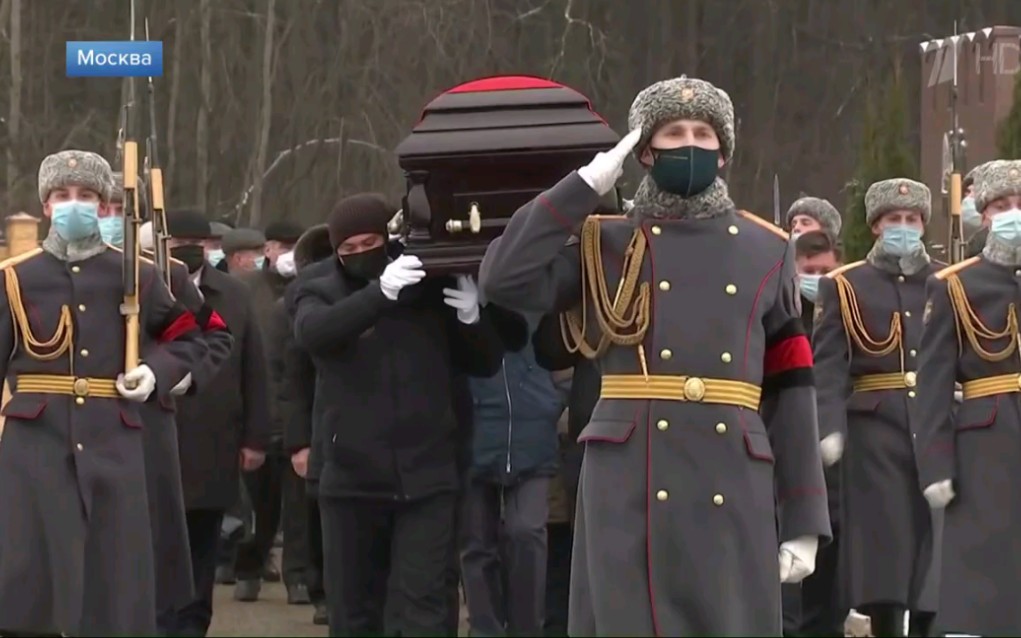 在军礼声中，传奇的苏联情报官员乔治·布莱克被安葬在莫斯科的特罗库罗夫斯基公墓。20.12.31(是的，可汗更新了)