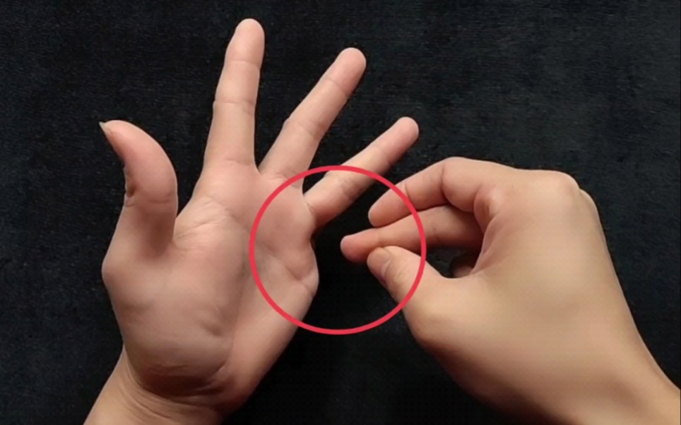 魔术教学：掰断的手指还能还原回来，学会可以逗朋友玩！