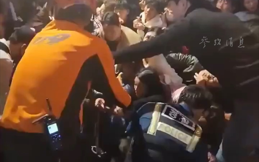 韩国警方梳理梨泰院踩踏事故事发经过，18平方米空间里挤了300多人