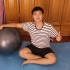 瑜伽球可以练练下潜滑步的流畅度