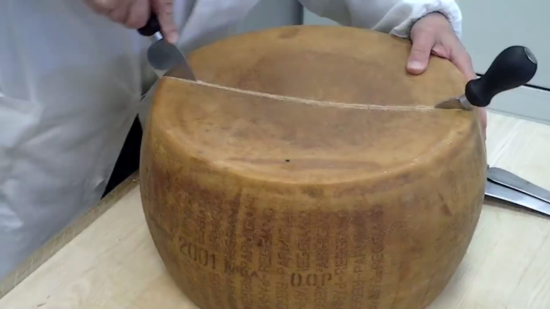 【700年的干酪历史维基百科称奶酪之王】别称特硬干酪 脂肪含量28-32% 附详细介绍这意大利顶级干酪