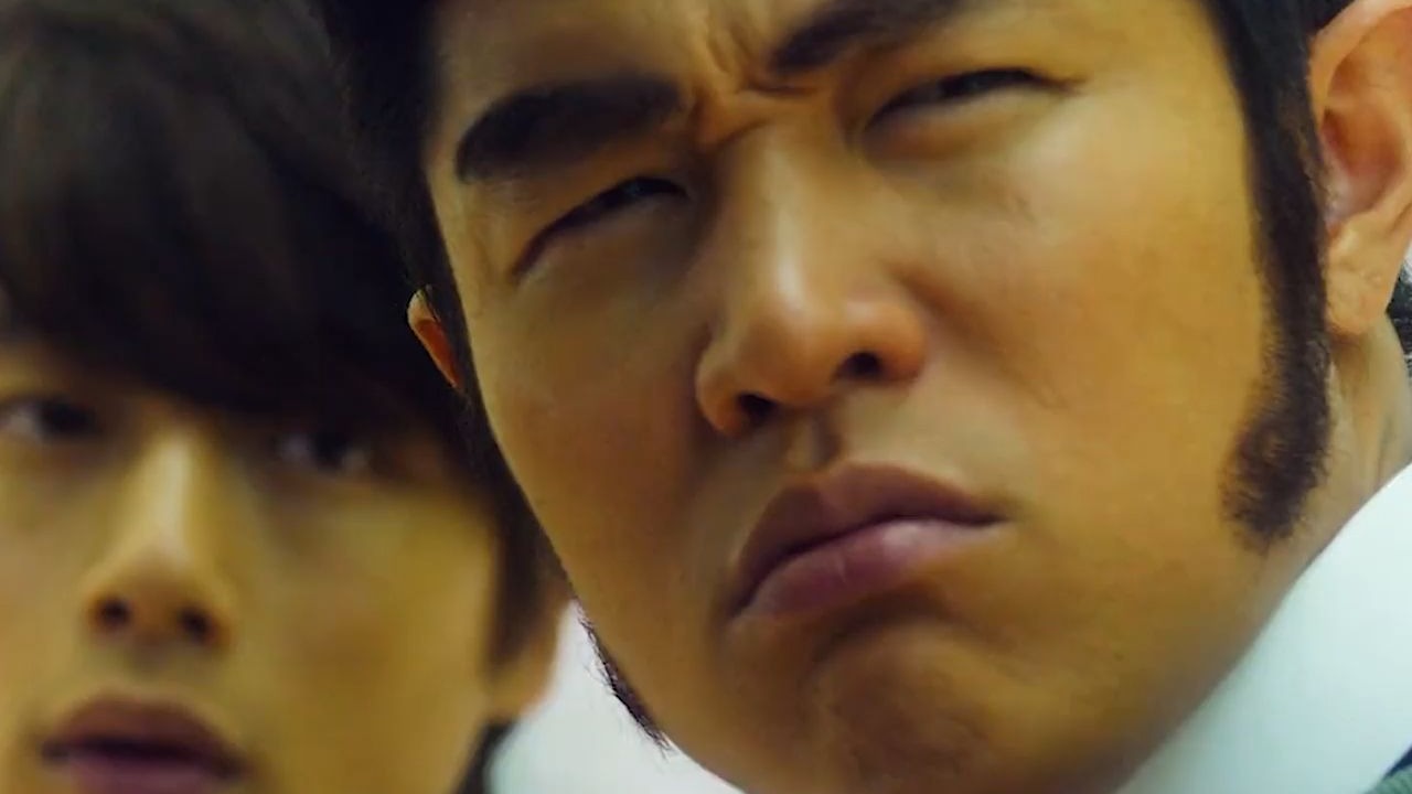 这个猛男突然发现，有个混混正在欺负一个萌妹，猛男上前混混直接被吓跑，电影《俺物语》