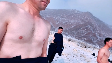 新疆乌恰:特警雪域高原赤膊上阵！冷不冷不知道，但是硬汉是真硬，带你一起看看祖国最西极警营硬汉雪域高原赤膊练兵！