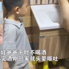 爸爸喝醉酒呕吐不停，儿子断定“必死无疑”，妈妈在床上笑晕