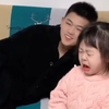 妹妹被爸爸训了下后投靠哥哥的怀抱得以安慰