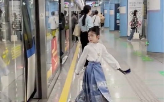 网友地铁站拍到像是古代穿越来的小女孩