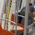 啥情况？杭州地铁一男子跪着学“狗叫”，网友：狂犬病不会学狗叫