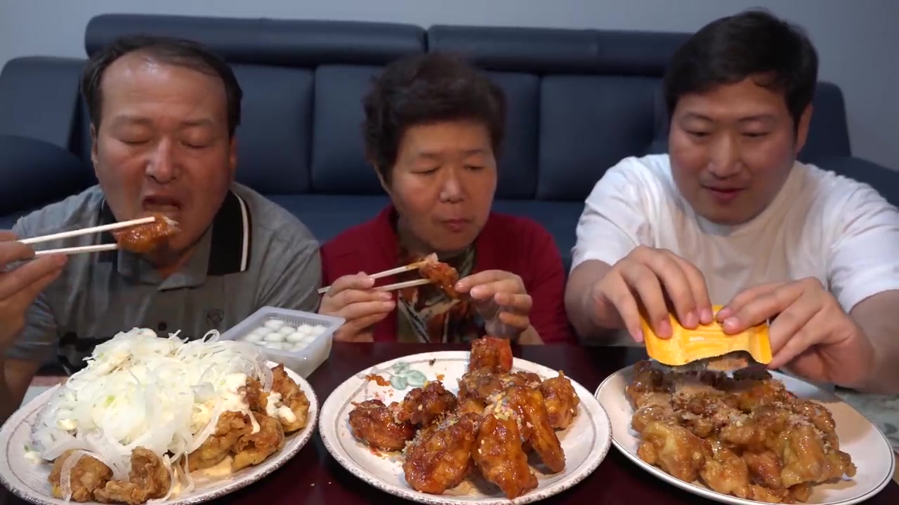 韩国吃播大叔一家人吃鸡块萝卜块w