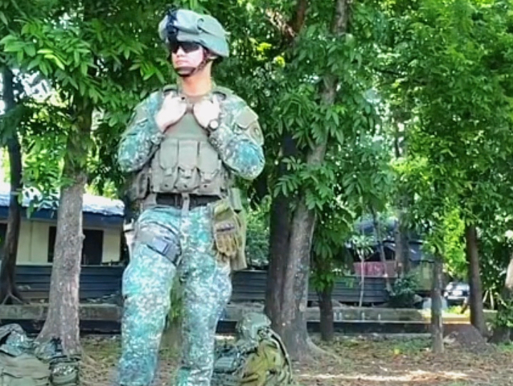 菲律宾士兵的猴版美式战术着装展示。