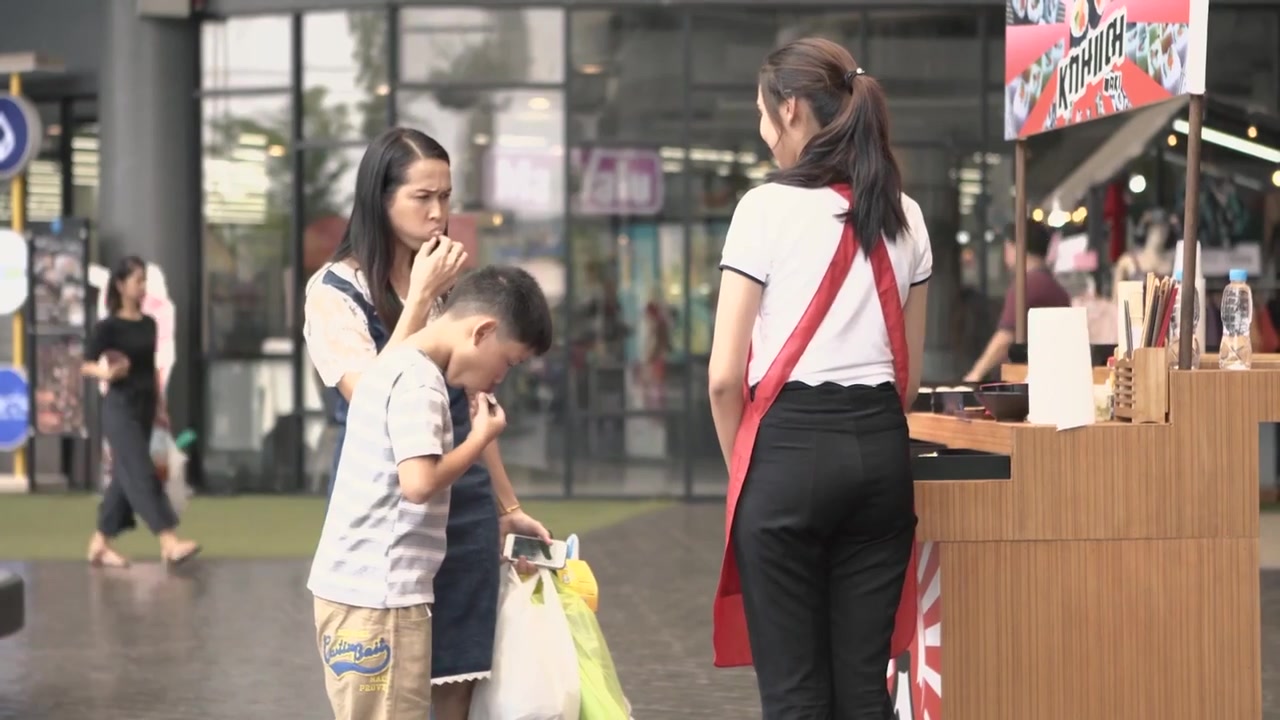 泰国讽刺广告《人类，你为什么不吃塑料袋？》