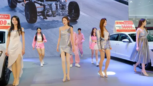 2023年12月，本田展台美女车模走秀舞蹈，南宁车展4K