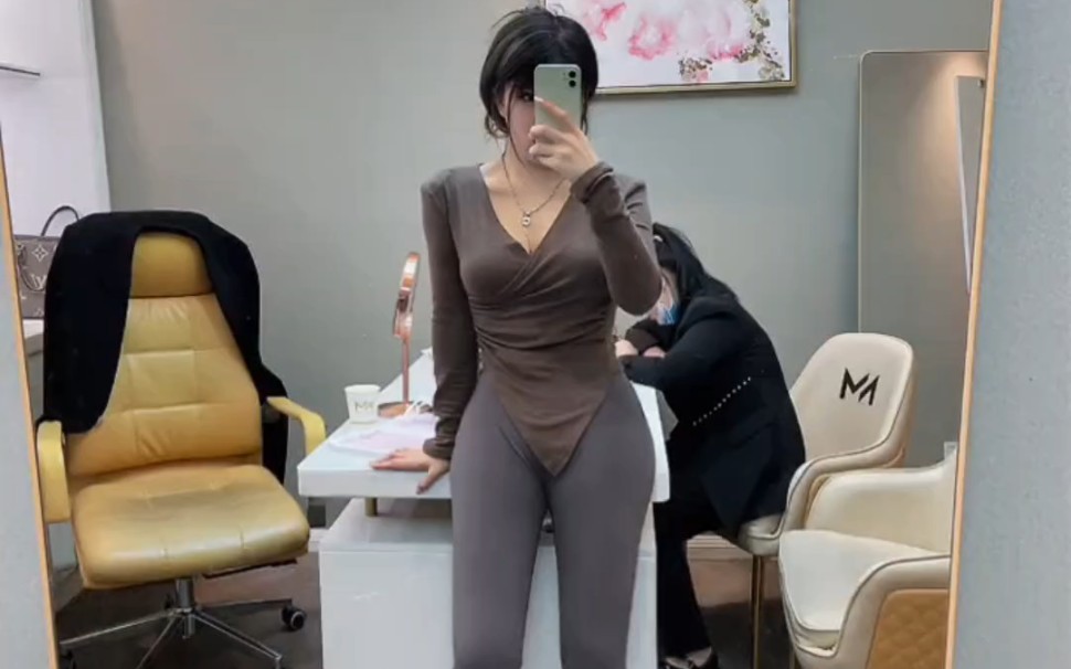 Who doesn't have long legs?