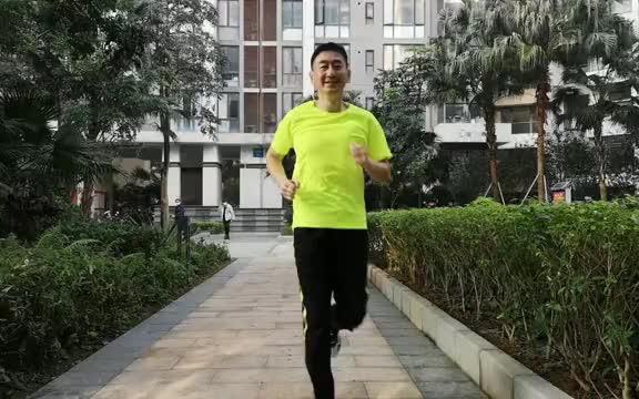 晨跑10公里，再做45个坐姿抬腿，60岁老头连续不间断晨练第74天