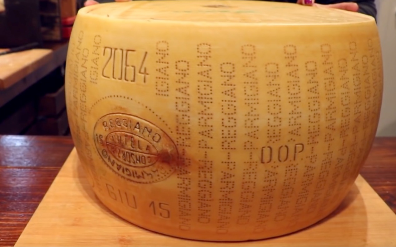 曾被白冰咬上热搜的帕尔马干酪，光制作就要一年，每块卖1000美元